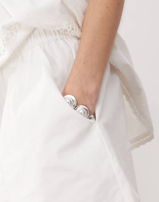 Reclaimed Vintage – Schlupf-Shorts in Weiß mit bestickter Borte, Kombiteil , 3 von 5
