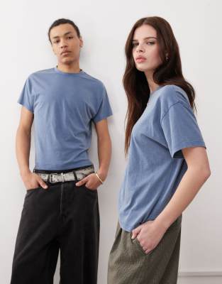 Reclaimed Vintage - Schmales Unisex-T-Shirt in verwaschenem Blau mit kurzem, kastigem Schnitt