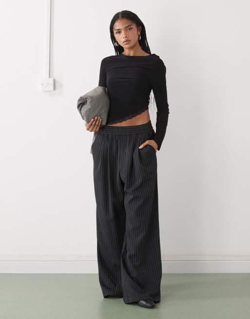 Reclaimed Vintage – Schulterfreies, gerafftes Oberteil in Schwarz mit Spitzenbesatz, 2 von 4