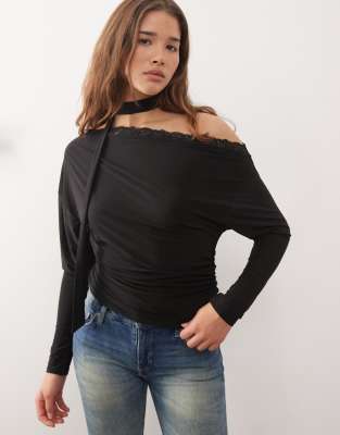 Reclaimed Vintage - Schulterfreies, lässiges Oberteil in Schwarz mit Spitzenborte und Schaldetail