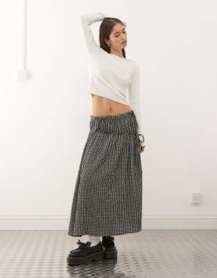 Reclaimed Vintage - Schwarz-weiß karierter Midi-Schlupfrock mit Zierschleifen-Bunt