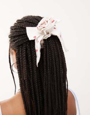 Reclaimed Vintage - Scrunchie-Haargummi mit Ansteckblume und rotem Herzchenmuster-Bunt
