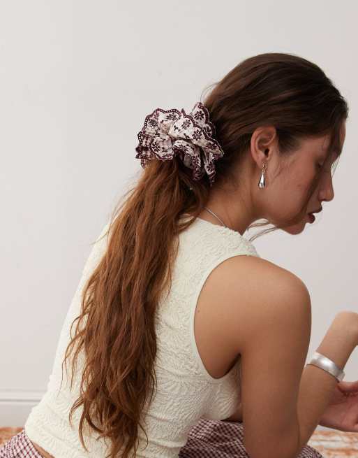 Reclaimed Vintage – Scrunchie-Haargummi mit Karomuster in Lila