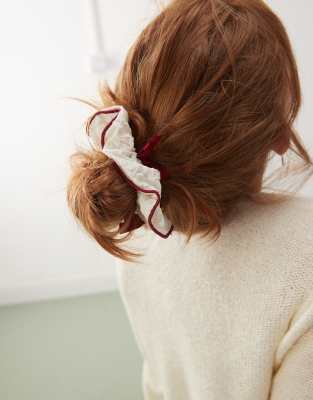 Reclaimed Vintage - Scrunchie-Haargummi mit roten Schleifen-Bunt