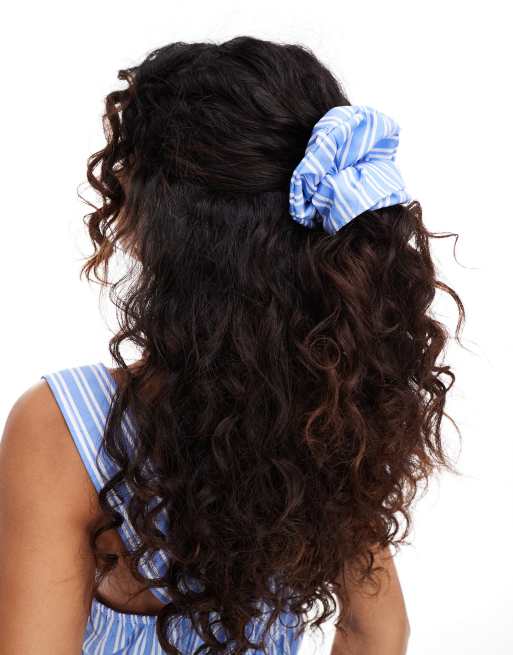 Reclaimed Vintage – Scrunchie in gestreiftem Blau 