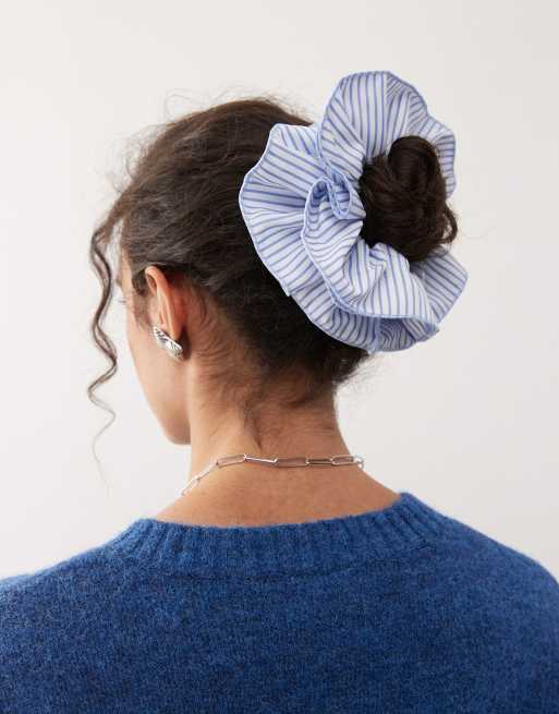 Reclaimed Vintage – Scrunchie in Weiß mit Nadelstreifen in Blau