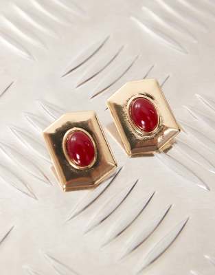 Reclaimed Vintage - Sechseckige, goldfarbene Ohrstecker mit rotem Schmuckstein
