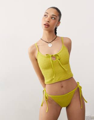 Reclaimed Vintage - Seitlich gebundene Bikinihose in Grün mit Paisleymuster-Textur-Bunt