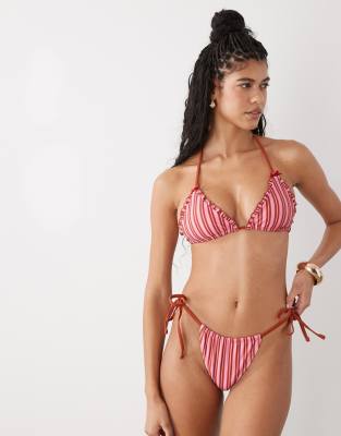 Reclaimed Vintage - Seitlich gebundene, gestreifte Bikinihose in Rosa und Rot mit Rüschen-Bunt