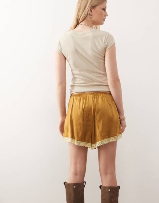 Reclaimed Vintage - Sennepsgule satinshorts med grønne blondekanter, 4 af 5