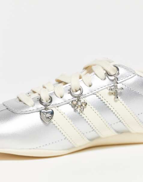 Reclaimed Vintage - Set van 3 schoenen- en tasbedeltjes met kruis, hart en strik in zilver - view 1