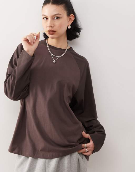 Reclaimed Vintage – Shirt in Schokobraun mit langen Raglanärmeln in Kontrastoptik