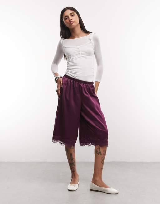 Reclaimed Vintage short long en satin avec bordure en dentelle, prune