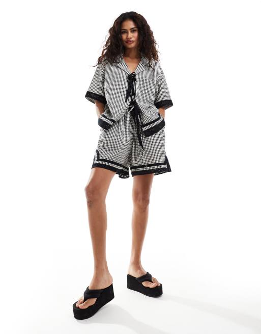 Reclaimed Vintage - Shorts med blondedetaljer og gingham-tern - Del af sæt