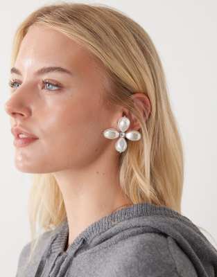 Reclaimed Vintage - Silberfarbene Oversize-Ohrringe im Blütendesign mit Perlen-Weiß