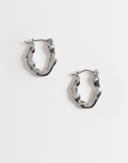 Reclaimed Vintage – Silberfarbene Unisex-Ohrringe mit geschmolzenem Creolen-Design