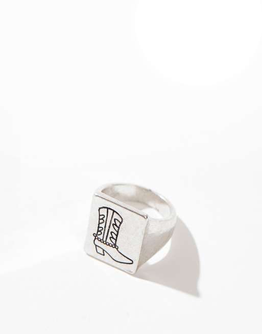 Reclaimed Vintage – Silberfarbener Unisex-Ring mit Cowboystiefel-Motiv im Skizzendesign