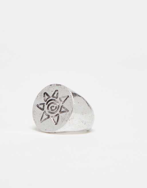 Reclaimed Vintage – Silverfärgad ring i unisex-modell med tecknat solmotiv, 4 av 4