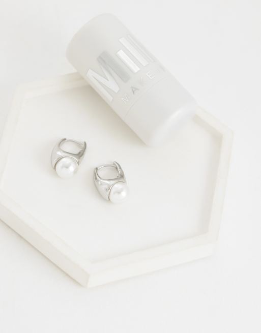 Reclaimed Vintage silverfärgade creoler med pärldetalj, 2 av 4