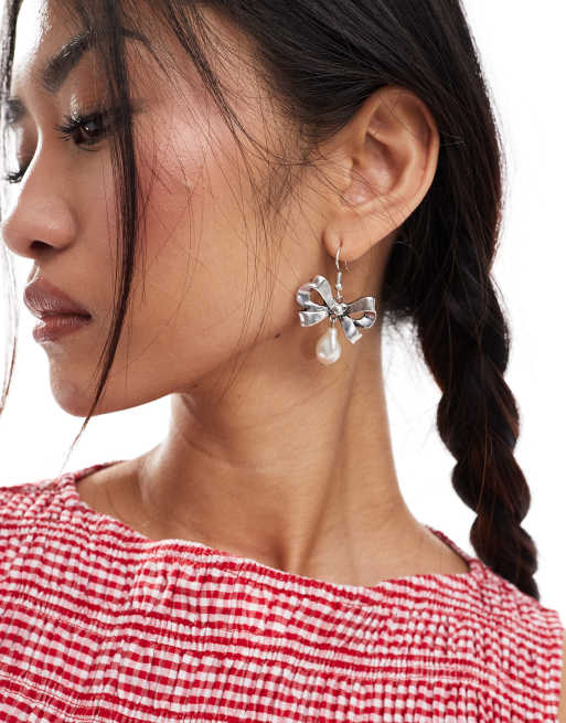 Reclaimed Vintage – Silverfärgade örhängen med rosett och pärlor