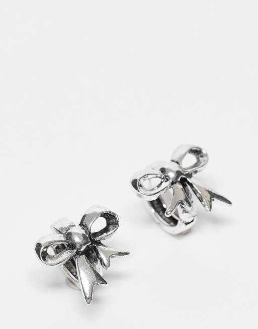 Reclaimed Vintage – Silverfärgade, präglade, små creoler med rosetter