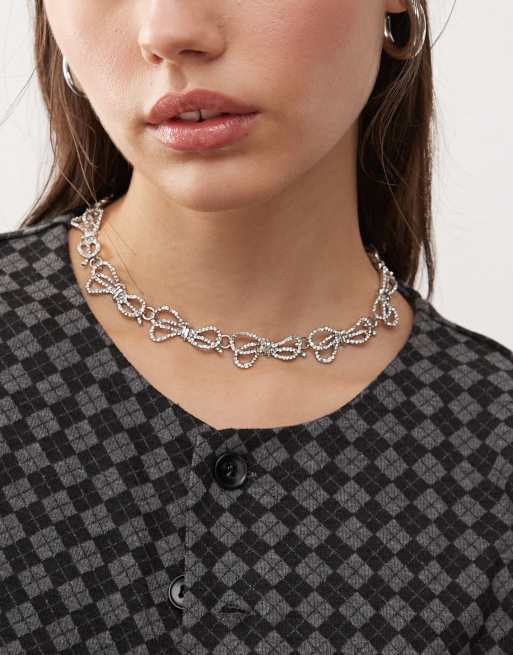 Reclaimed Vintage – Silverfärgat choker-halsband med rosetter