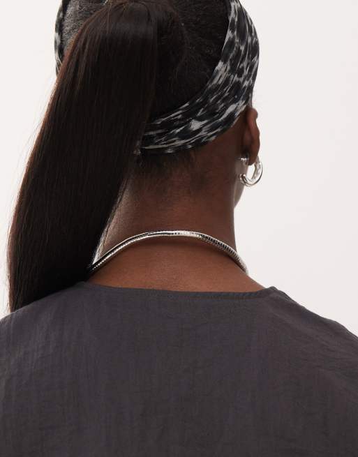 Reclaimed Vintage – Silverfärgat, formbart halsband som kan bäras på olika sätt, 3 av 3