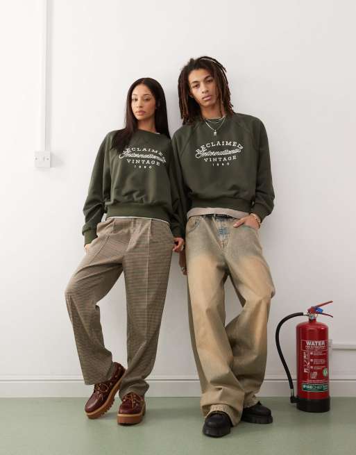 Reclaimed Vintage – Skogsgrön, kort sweatshirt med boxig passform och collegelogga i unisex-modell 