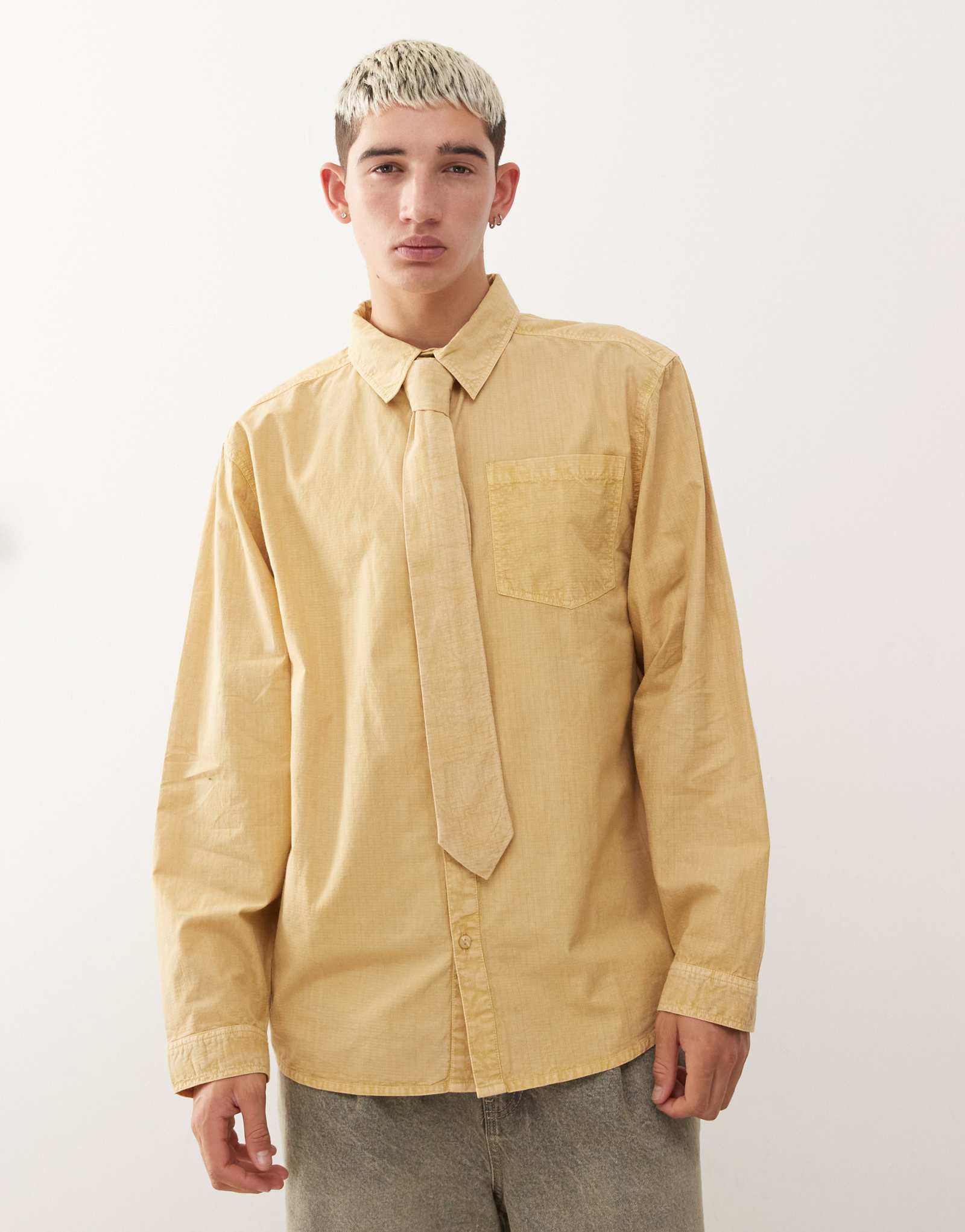 Восстановленная винтажная приталенная рубашка с длинным рукавом и галстуком в горчично-желтую клетку