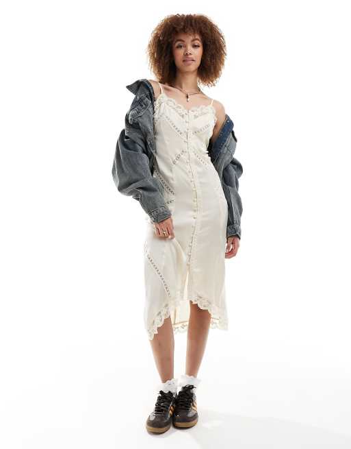 Reclaimed Vintage - Slipdress met knopen aan de voorkant en kant in antiek crème