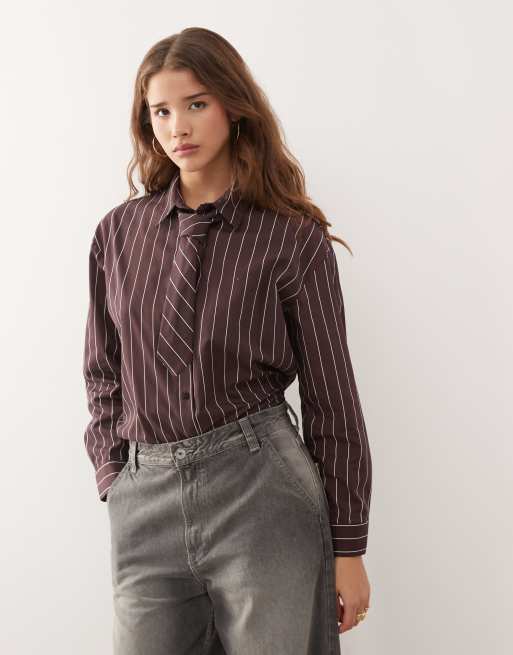 Reclaimed Vintage – Śliwkowa koszula oversize w prążki z krawatem