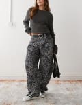 [Reclaimed Vintage] Reclaimed Vintage snow leopard print barrel leg pants-Black 4 Snow leopard print