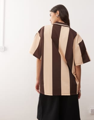 Reclaimed Vintage Soccer T-shirt With Branded Graphic In Brown