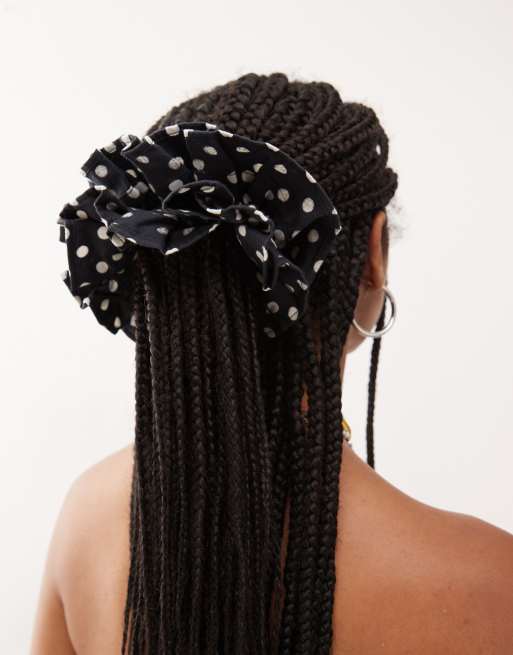Reclaimed Vintage - Sort og hvid stor scrunchie med polkaprikker