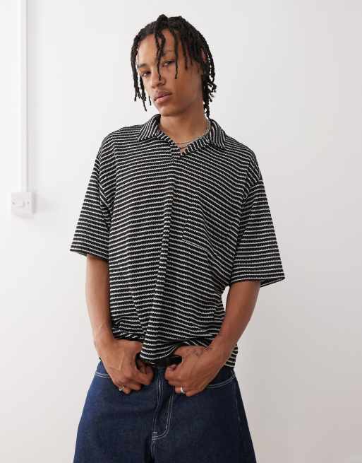 Reclaimed Vintage - Sort resort-polotop med korte ærmer og teksturede striber i jersey