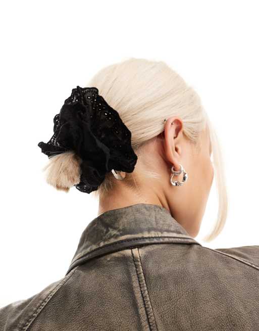 Reclaimed Vintage - Sort scrunchie i broderie anglaise