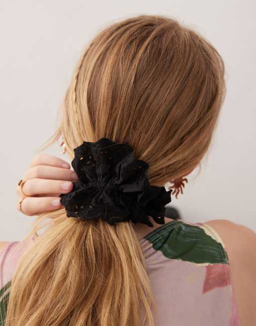 Reclaimed Vintage - Sort scrunchie i broderie anglaise