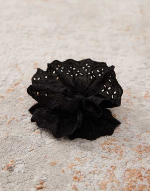 Reclaimed Vintage - Sort scrunchie i broderie anglaise, 2 af 3