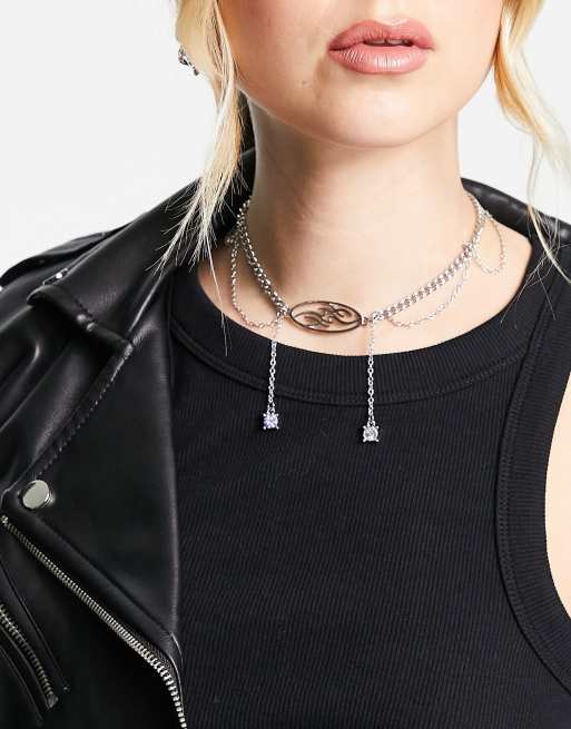 Reclaimed Vintage – Srebrny choker z zawieszką z motywem tatuażu i wisiorkami 