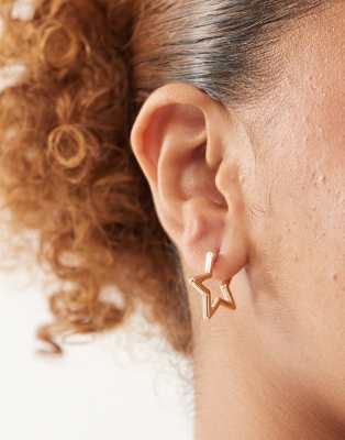 Reclaimed Vintage Reclaimed Vintage star huggie hoops in gold