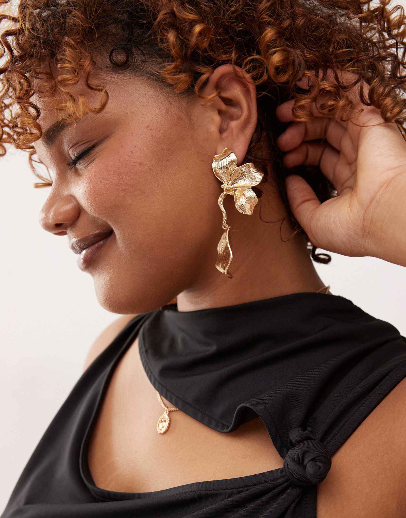 Восстановленные винтажные серьги с цветочным рисунком в золотых тонах