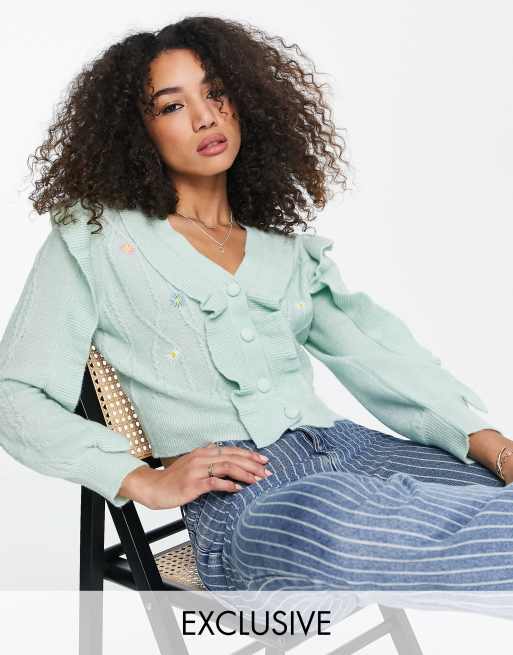 Reclaimed Vintage – Strickjacke in Minzgrün mit Gänseblümchenstickerei