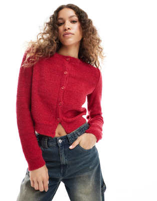 Reclaimed Vintage - Strickjacke in Rot mit knappem Schnitt