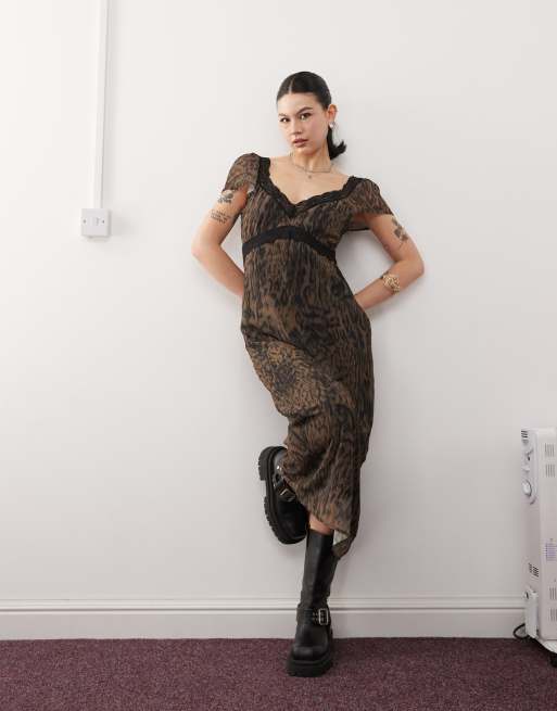 Reclaimed Vintage – Sukienka maxi w zwierzęcy wzór z koronkowym wykończeniem