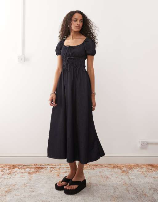Reclaimed Vintage – Sukienka midi z tkaniny chambray z marszczeniem w kolorze indygo
