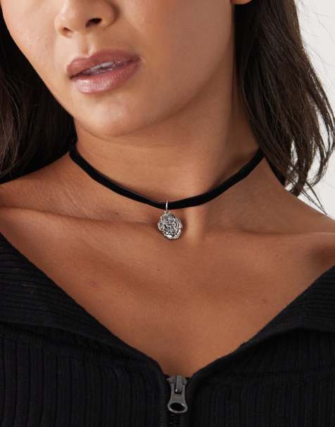 Reclaimed Vintage – Svart choker-halsband i sammet med silverfärgat hänge - view 1