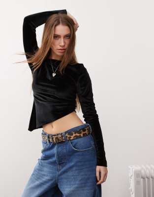 Reclaimed Vintage – Svart topp i sammet med off shoulder-design och rysch