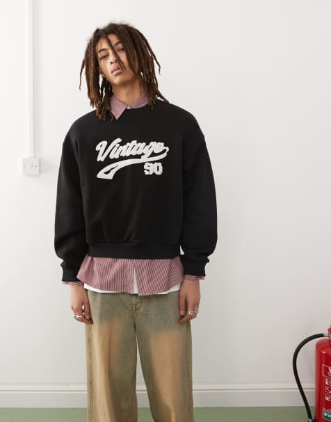 Reclaimed Vintage – Svart, tvättad sweatshirt i oversize och kort design med boxig passform och applicerad collegelogga - view 1