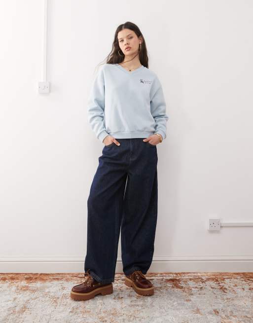 Reclaimed Vintage - Sweatshirt met V-hals en nette pasvorm in blauw, 3 van 4