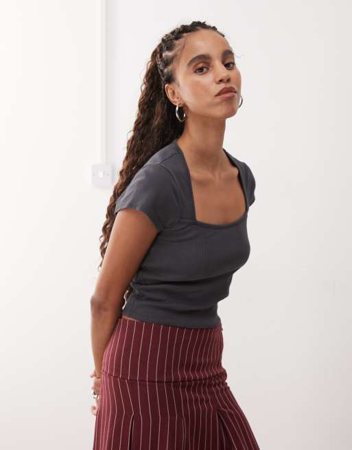 Reclaimed Vintage - T-shirt aderente nera con scollo squadrato